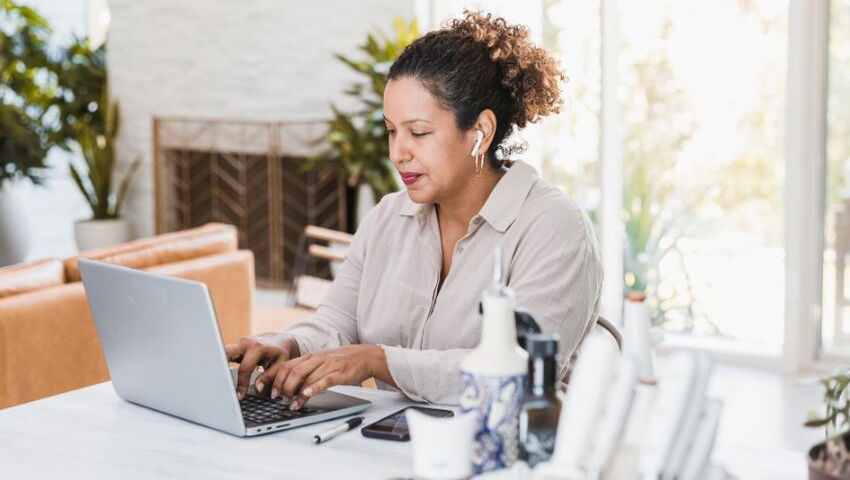 Femme faisant de la fiscalité pour entreprise individuelle