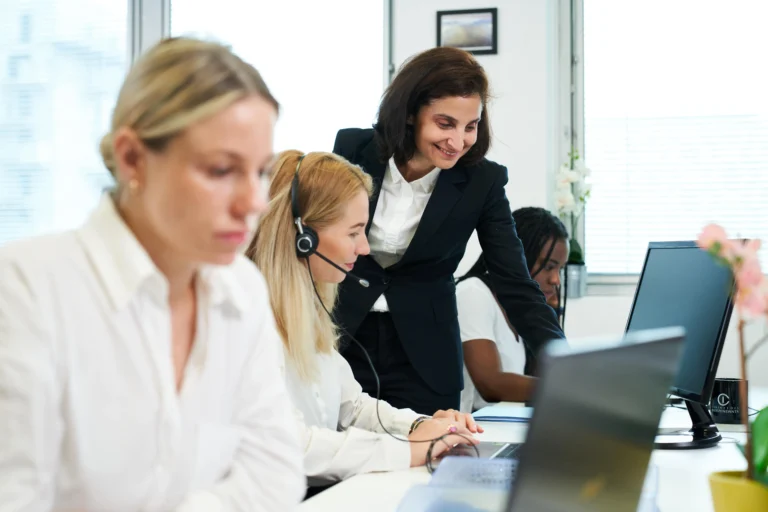 Quatre collaboratrices expertes-comptables concentrées à leur bureau dans le cabinet Advyse.