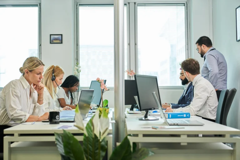 Vue d'ensemble de l'équipe du cabinet Advyse à en pleine réunion de travail.