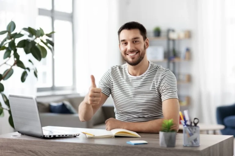 Portrait d'un e-commerçant devant son ordinateur