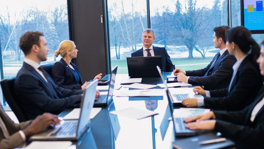 Hommes et femmes discutant de la fiscalité des entreprises en France