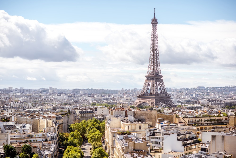 Paris, capitale économique et commerciale de la France, est un lieu d'exception pour développer une franchise. Avec plus de 2 millions d’habitants et une zone métropolitaine dépassant les 12 millions, la demande y est à la fois constante et variée. Grâce à son attractivité internationale, son pouvoir d’achat élevé et son flux touristique important, la Ville Lumière représente un marché vaste et prometteur pour les entrepreneurs en franchise. Toutefois, la concurrence est forte et il est crucial d’adopter la bonne stratégie pour optimiser ses chances de succès. Quels sont les secteurs les plus porteurs en franchise à Paris et en Île-de-France ? Quels sont les atouts et défis à anticiper pour réussir son implantation ? Découvrez dans ce guide toutes les clés pour ouvrir une franchise à Paris et réussir votre projet en Île-de-France.